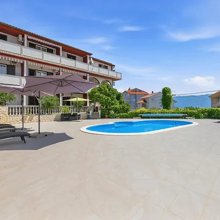 Marija Ii Apartmanhotel 4*